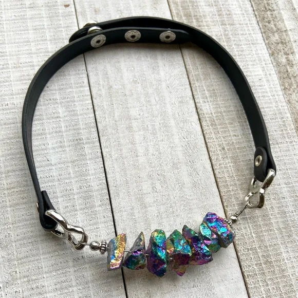 Druzy quartz choker . Rainbow iridescent druzy crystal quartz leather choker - Picture 3 of 12